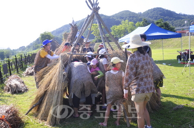 공주 석장리 박물관, 구석기 의상 입고 막집 직접 지어요 이미지