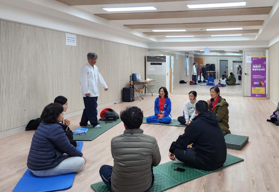 24.2. 계룡면평생학습센터(기체조와 명상) 이미지