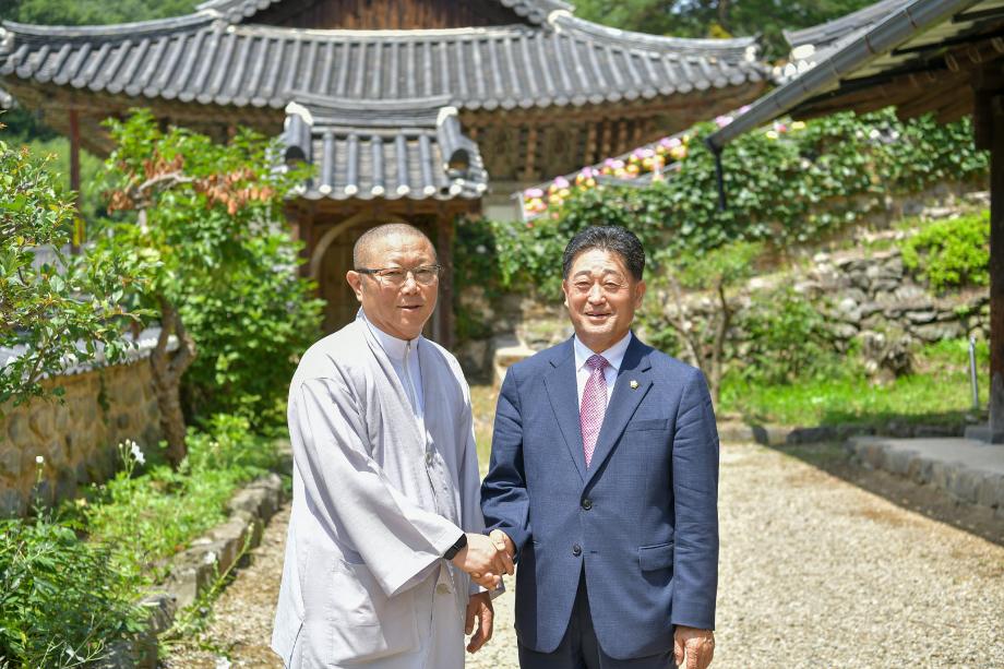 윤구병 의장 ·마곡사 주지 원경스님 "백범 김구 기념관 건립 적극 협조" 이미지